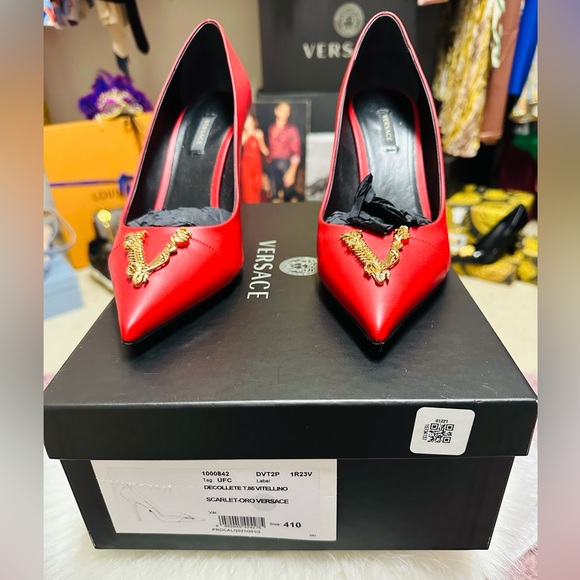 Authentic Versace logo plaque pointed toe pumps.Worn once. Sz 11. Mint condition - Picture 2 of 7